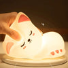 Veilleuse chat en silicone souple activée par pression avec éclairage chaleureux - Bébé Lova