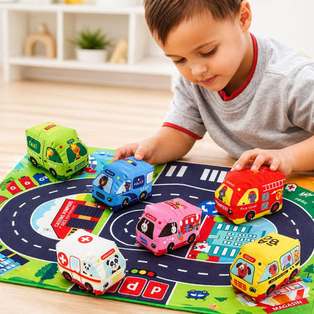enfant jouant avec voitures Montessori souples sur tapis de circulation avec circuit routier coloré - Bébé Lova