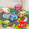 voitures Montessori en tissu posées sur tapis de circuit avec routes et bâtiments illustrés - Bébé Lova